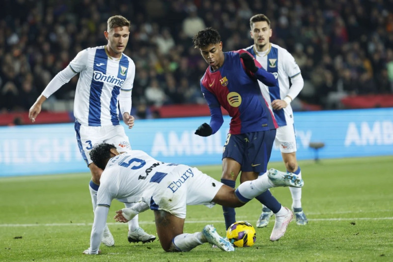 Lamine Yamal del Barcelona y Renato Tapia del Leganes pelean por el balón en el encuentro de la liga española del domingo 15 de diciembre del 2024.