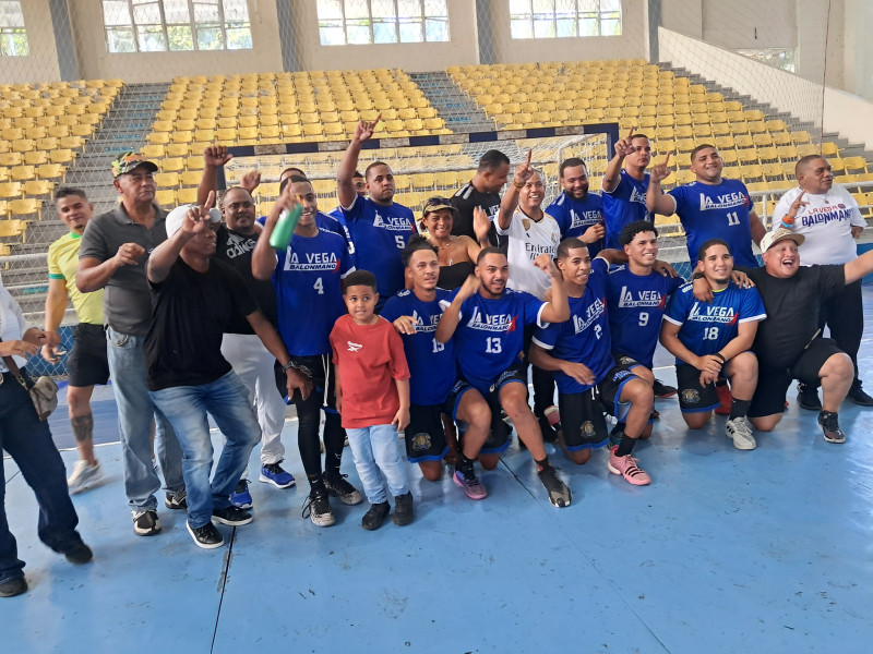 El equipo de La Vega previo a la entrega del trofeo de campeón.