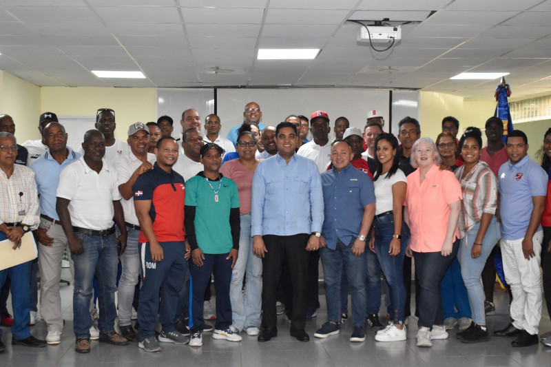 El ministro de Deportes, Kelvin Cruz, junto a los entrenadores de alto rendimiento contratados por el país.