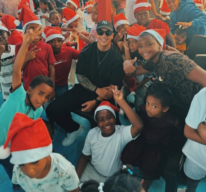 Daddy Yankee durante su encuentro en la casa hogar que mantiene con su fundación en República Dominicana.