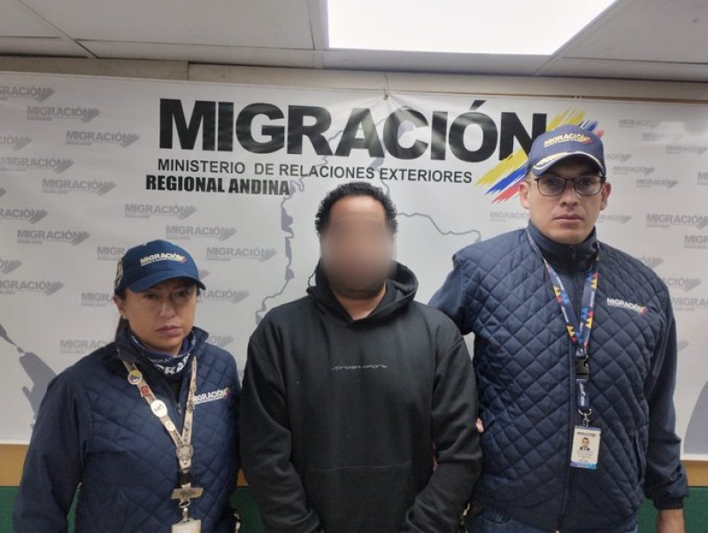 Joel Sosa Polanco junto a las autoridades de Migración de Colombia