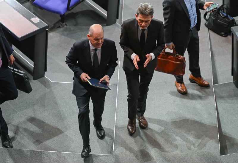 El líder del SPD, Rolf Muetzenich (R), y el canciller alemán, Olaf Scholz, se marchan tras el anuncio de los resultados de la votación del voto de confianza en el Bundestag en Berlín, ayer.