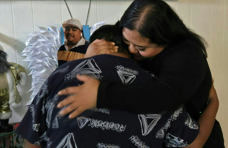 Mirna Cabral abraza a su hijo, Damián, el 25 de noviembre de 2024 en El Paso, Texas, frente a un pequeño altar con las cenizas y la imagen de su esposo Francisco Cabral, ciudadano estadounidense fallecido en 2023.