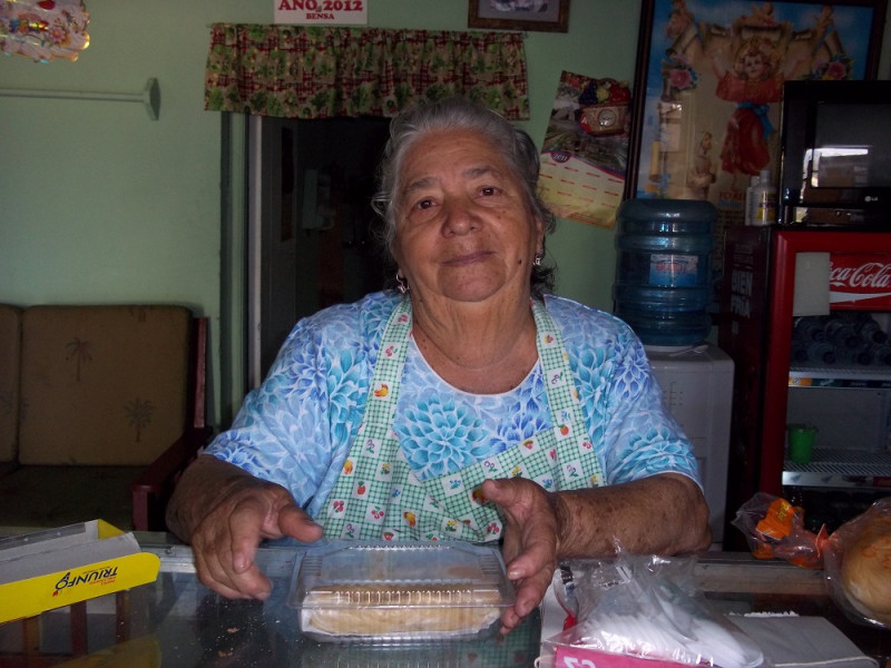 Doña Benza prepara panes, marquetas y potes de dulces y arepa dulce y salada.