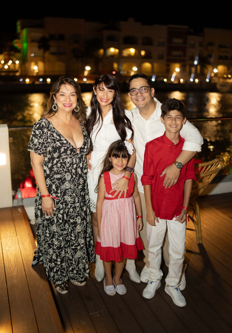 Lissette Selman, Luli Rocha y Luis José Germán junto a sus hijos.