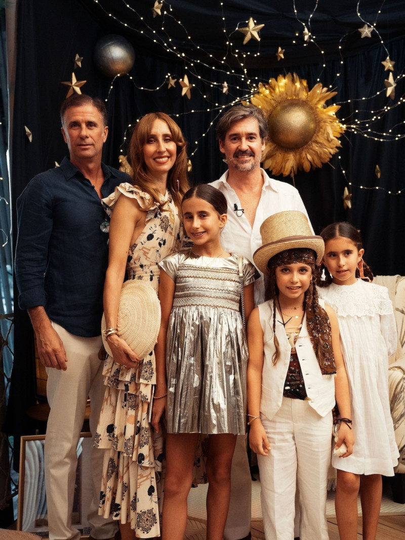 Carlos Cobiella, Elsa Piñeiro y Andrés Piñeiro junto a sus niñas Elsa, Carmen y Micaela.