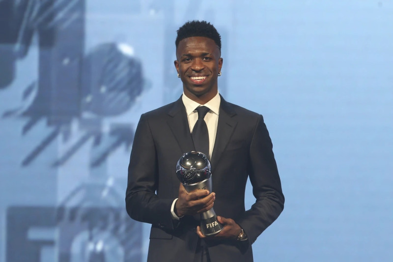 Vinicius Junior sostiene el trofeo que lo acredita como el mejor jugador del año para la FIFA.