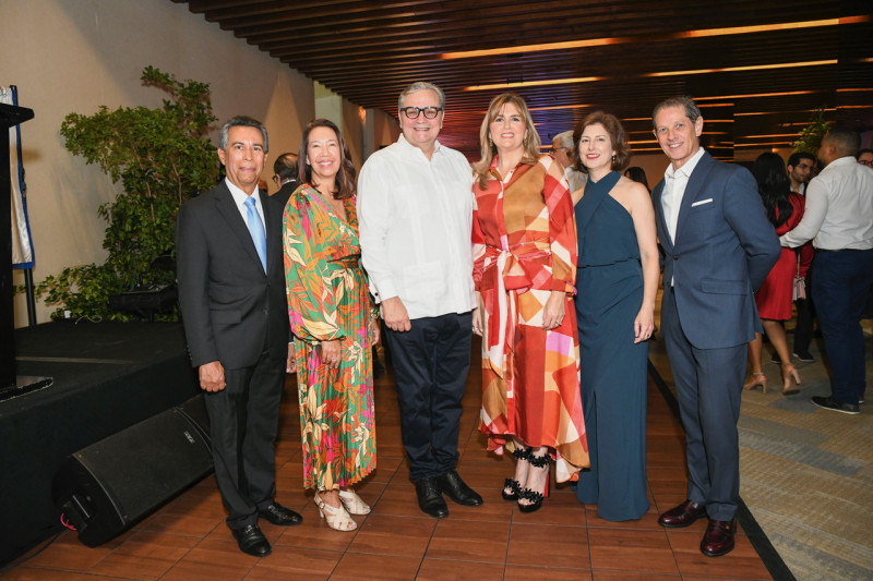 Edward Suárez, Aylin Hung, Juan Eduardo Rodríguez, Elsa Beatriz Bobadilla, Lina Arostegui y Junior Enrique