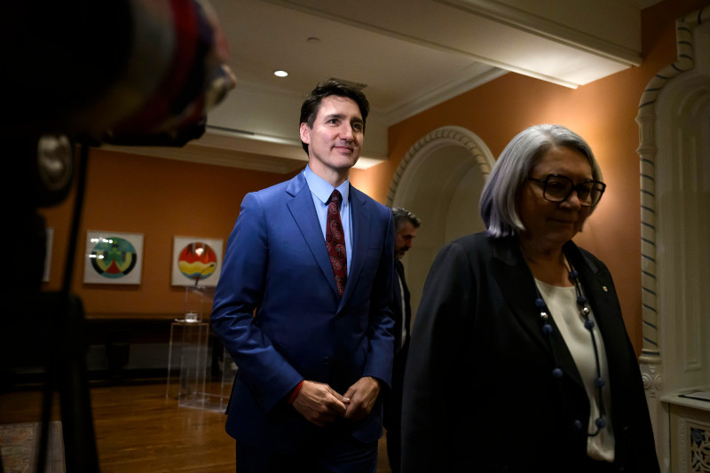 El primer ministro de Canadá, Justin Trudeau, y la gobernadora general, Mary Simon, se marchan después de que Dominic LeBlanc, en la foto, jurara su cargo como ministro de Finanzas durante una ceremonia en el Rideau Hall de Ottawa.