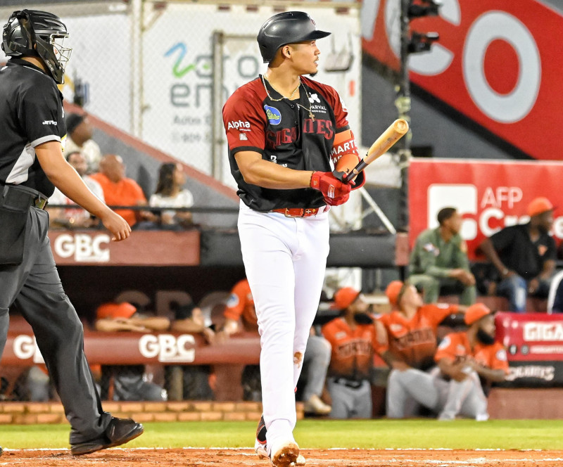 Noelvi Marte mira la pelota mientras se va de jonrón.