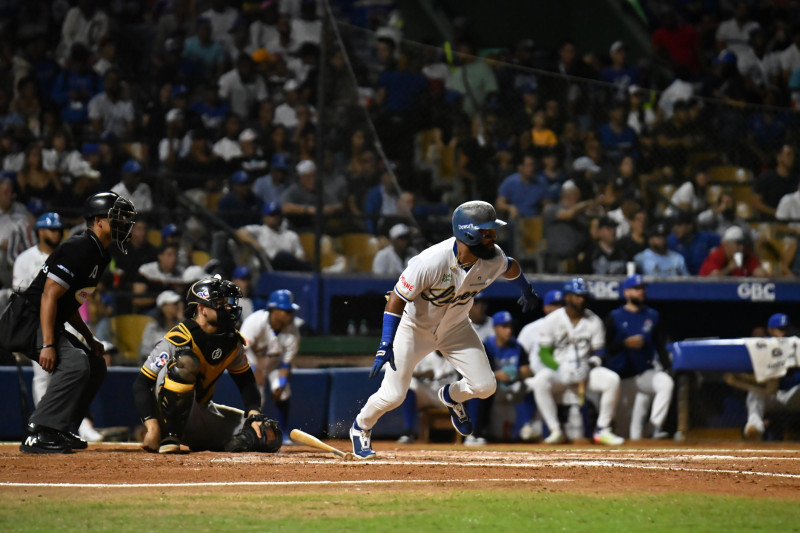 Emilio Bonifacio al momento de disparar uno de los cuatro hits que tuvo en el maratónico choque que el Licey superó a las Aguilas.