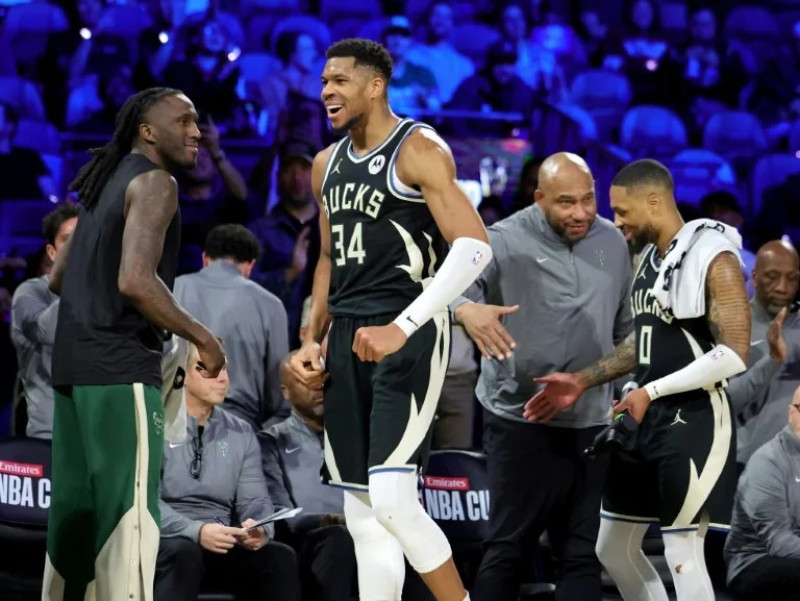 Los jugadores de los Bucks Taurean Prince, Giannis Antetokounmpo y Damian Lillard y el entrenador asistente Darvin Ham, durante la final de la Copa de la NBA.