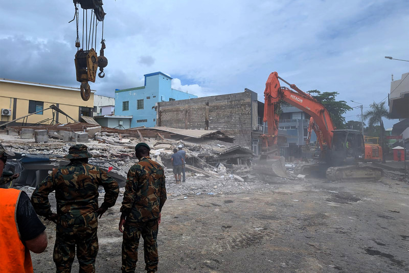 sobrevivientes atrapados en edificios derrumbados en la nación del Pacífico de Vanuatu