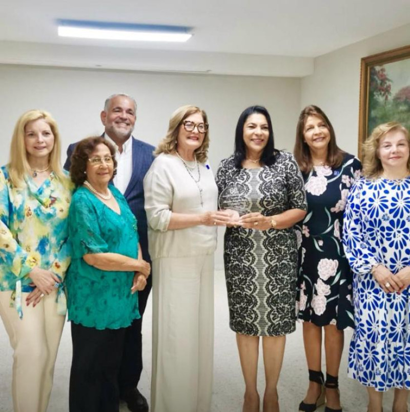 Alexandra Ventura Gómez recibe el reconocimiento entregado por Mirka Morales, Wilfredo Mallén, Altagracia Maríñez, Leonor García, Josefina Morfa y Carmen Medina.