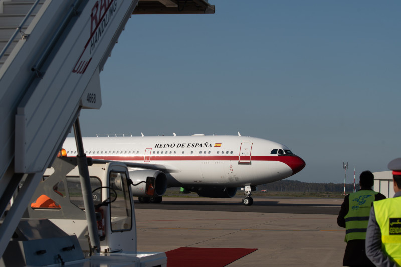 El avión presidencial, Falcon, a su llegada al Aeropuerto Internacional Mohammed V, a 1 de febrero de 2023, en Rabat (Marruecos).