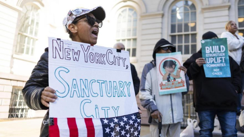 Migrantes se manifiestan en las escaleras del Ayuntamiento de la Ciudad de Nueva York para pedir al alcalde, Eric Adams, que proteja a las comunidades inmigrantes de los cambios esperados en las políticas federales de inmigración y su aplicación, en Nueva York, EE. UU., 18 de diciembre de 2024.