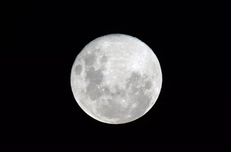 Una luna llena fotografiada el 15 de diciembre de 2024 en Buenos Aires.