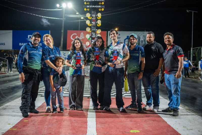 Oliver Infante y su padre Angel junto a varios de los ganadores en el certamen de dragueo que se efectuó este fin de semana.