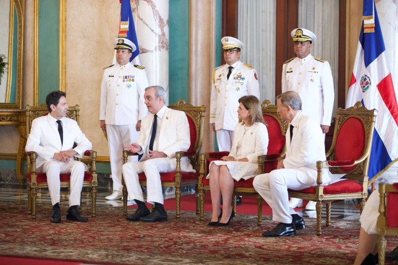 El presidente Luis Abinader, junto con la vicepresidenta Raquel Peña y el ministro de Relaciones Exteriores, Roberto Álvarez, durante el desarrollo de la ceremonia de recepción de credenciales de los nuevos embajadores.