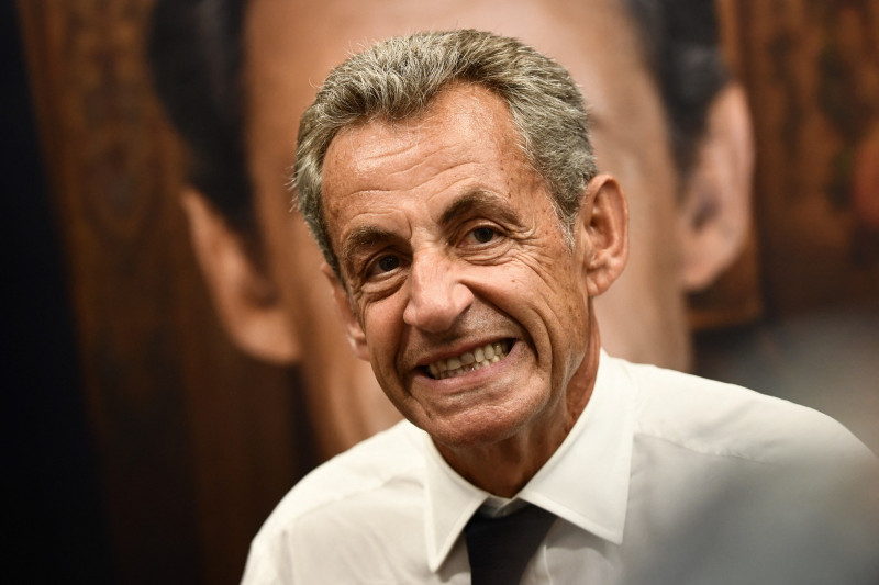 El ex presidente francés Nicolas Sarkozy reacciona mientras firma copias de su último libro, en Arcachon, suroeste de Francia, el 25 de agosto de 2023.