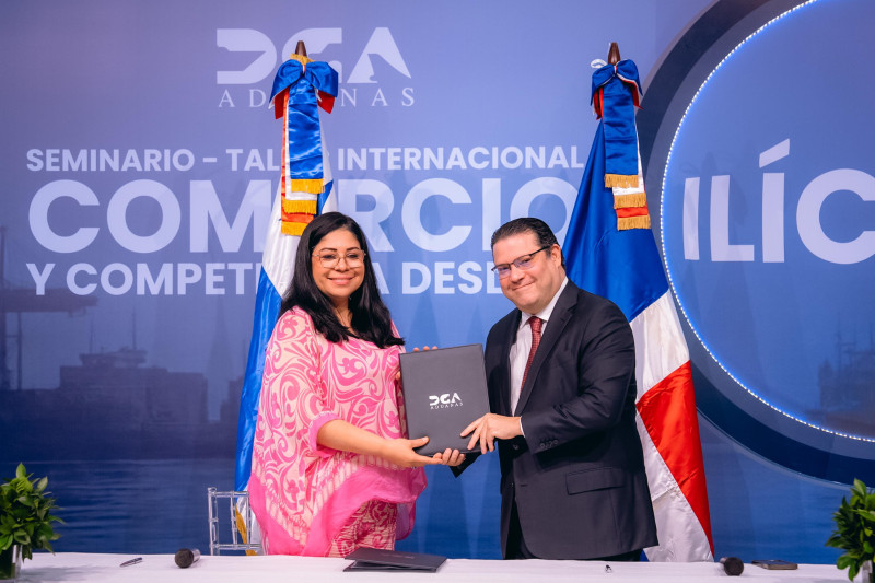 La titular de la Autoridad Nacional de Aduanas (ANA) de Panamá, Soraya Valdivieso, y el director general de Aduanas del país, Eduardo Sanz Lovatón.