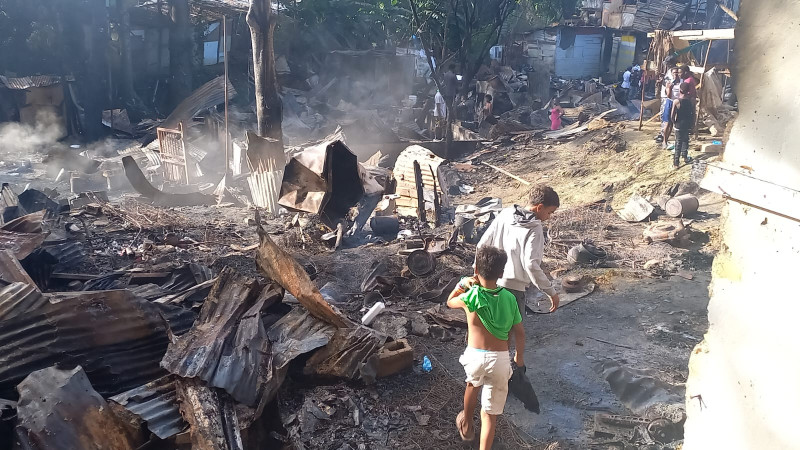 Cientos de personas afectadas por incendio en Santiago.