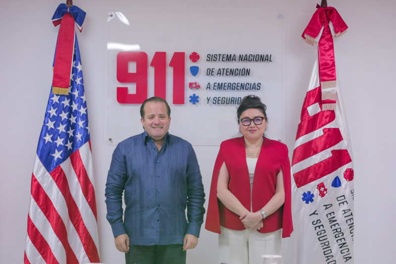 Ministro de la Presidencia, Ignacio Paliza y la encargada de Negocios de la Embajada de los EE. UU., Patricia Aguilera/Foto externa