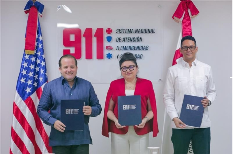 Patricia Aguilera, y el ministro de la Presidencia de la República Dominicana, José Ignacio Paliza el coronel piloto Rodolfo Rijo Gómez.