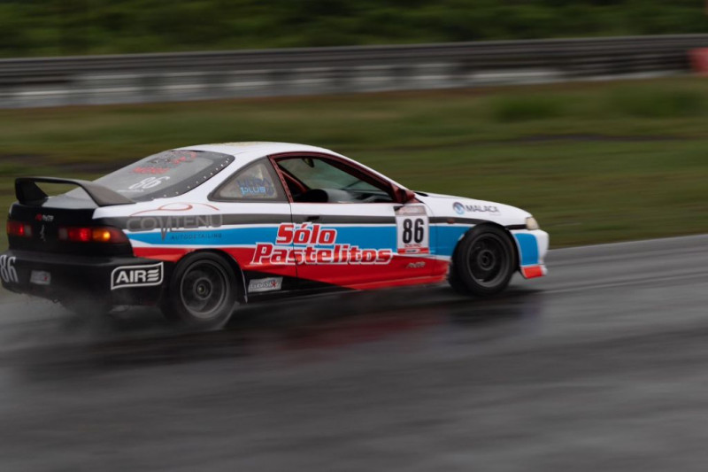 .El Acura Integra Type R de Kenny Guilbe se desplaza por el trazado del Speedway Park Las Américas.