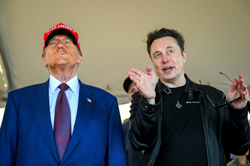 El presidente electo Donald Trump escucha a Elon Musk previo al despegue del megacohete Starship de la empresa SpaceX, propiedad de Musk, para un vuelo de prueba desde Starbase en Boca Chica, Texas.