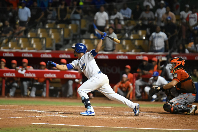 Francisco Mejía al momento de pegar el hit de oro.