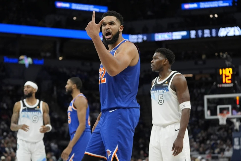 El pívot de los Knicks de Nueva York Karl-Anthony Towns reacciona hacia el referee en el encuentro ante los Timberwolves de Minnesota el jueves 19 de diciembre ddel 2024.