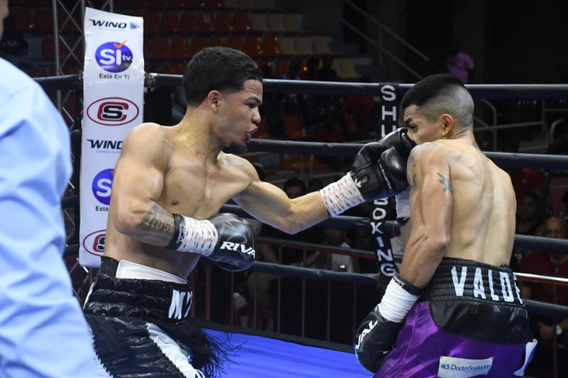 “Mini PacMan” Rosa conecta su derecha al rostro del mexicano Naider Álvarez durante el combate que protagonizaron por el título mundial minimosca de la AMB.