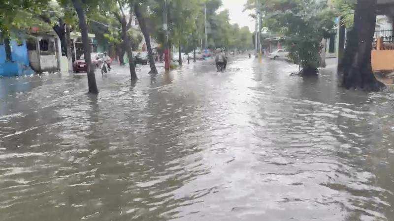 Con los filtrantes e imbornales taponados, en poco tiempo de lluvia se inunda la capital.