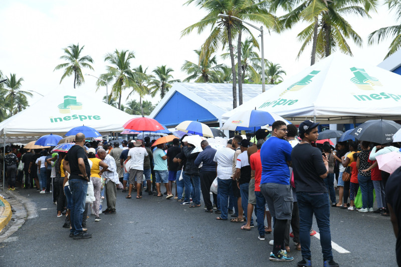 Las personas hicieron filas para hacer compras en la Feria organizada por Inespre.