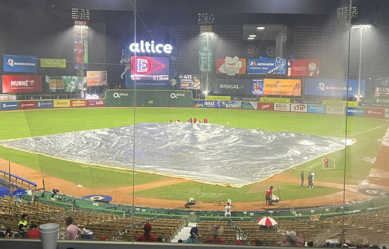 La lona que cubre el terreno del estadio Quisqueya Juan Marichal durante el partido entre Gigantes y Leones.