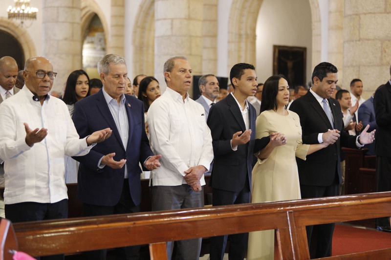 Kelvin Cruz junto a su familia y a Milton Ray Guevara, presidente de la Liga Dominicana de Fútbol, José Joaquín Puello Herrera, presidente ad vitam del Comité Olímpico Dominicano, y Garibaldy Bautista, presidente del COD.