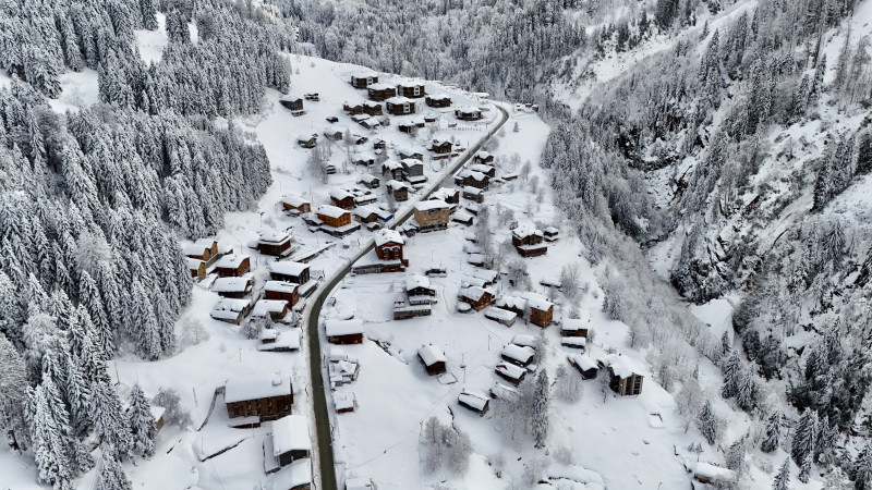 Una vista aérea de las montañas Kackar y la meseta de Ayder cubiertas de nieve durante la temporada de invierno en el distrito Camlihemsin de Rize, Turkiye el 19 de diciembre de 2024.