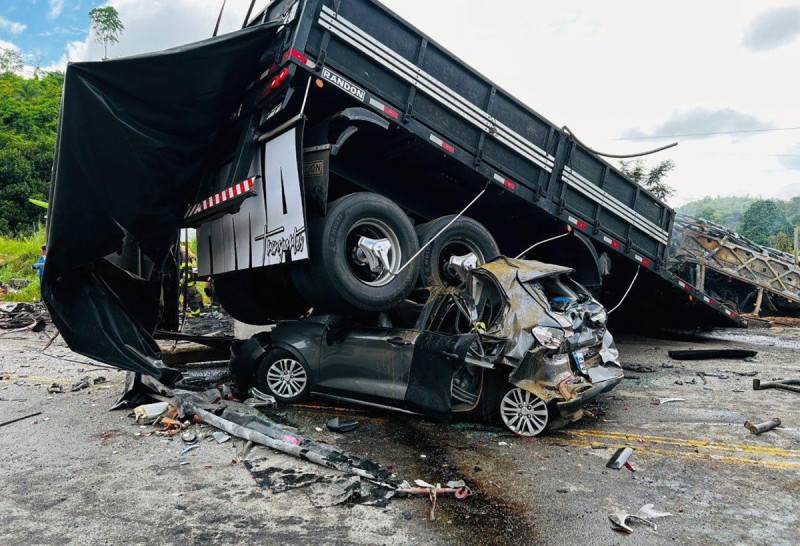 Un accidente entre un automóvil, un camión y un autobús mató a 22 personas en la carretera BR-116, según un comunicado de prensa del Departamento de Bomberos de Minas Gerais.