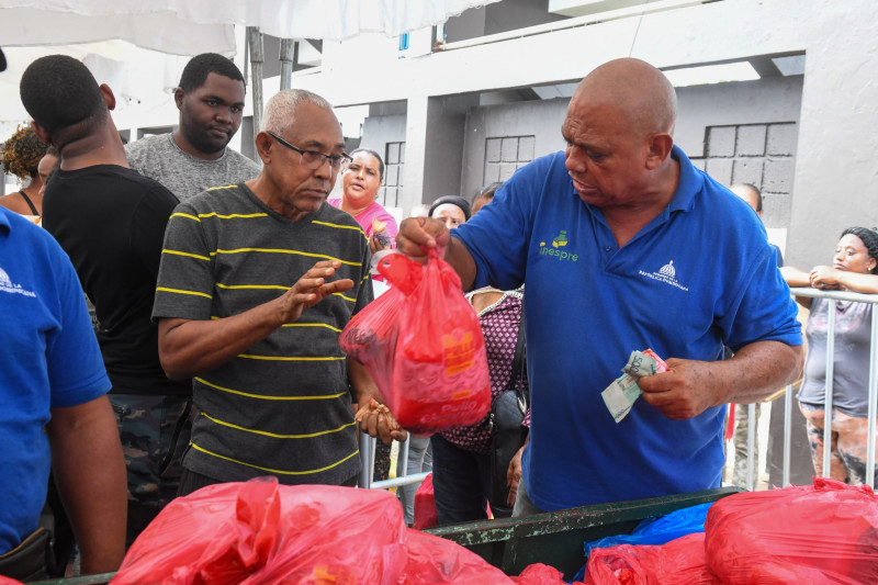 Familias acuden a comprar productos de cena de Nochenuena en Feria de Navidad con Inespre