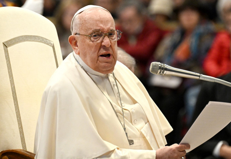 El Papa Francisco participa en una audiencia a los peregrinos de Santiago de Compostela en la Basílica de San Pedro en el Vaticano el 19 de diciembre de 2024.