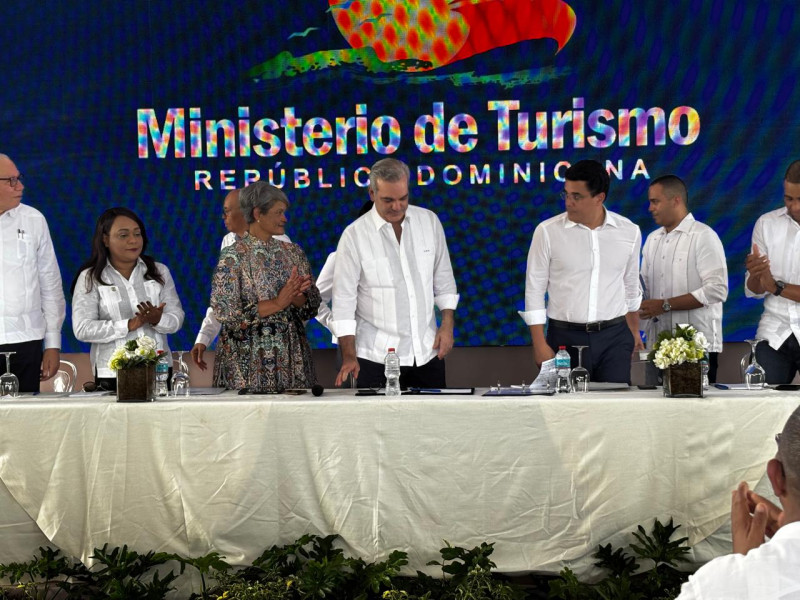 El presidente Luis Abinader y el ministro de Turismo, David Collado, entregaron este sábado el remodelado malecón de  San Pedro de Macorís.