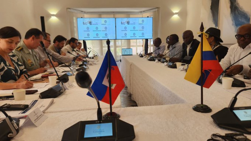 Reunión de Gustavo Petro en Riohacha, Guajira, con el presidente de Haití, Leslie Voltaire y su gabinete.