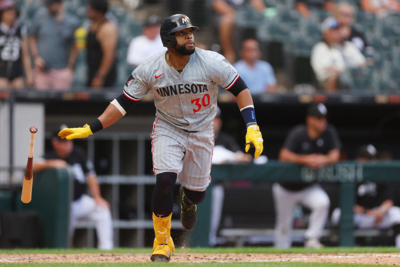 Carlos Santana de los Mellizos de Minnesota al bate contra los Medias Blancas de Chicago en el Guaranteed Rate Field el 10 de julio de 2024 en Chicago, Illinois.