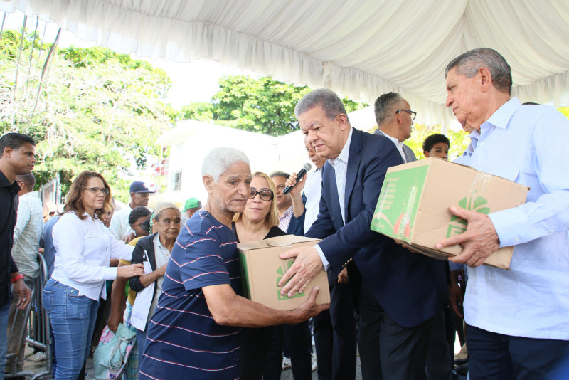 Leonel Fernández en la acostumbrada entrega de cajas navideñas.