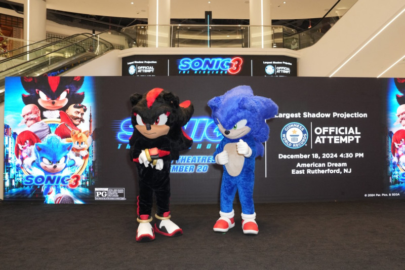 Shadow y Sonic asisten al récord mundial Guinness "Sonic The Hedgehog 3" por la proyección de sombras más grande en el American Dream Mall el 18 de diciembre de 2024, en East Rutherford, Nueva Jersey.