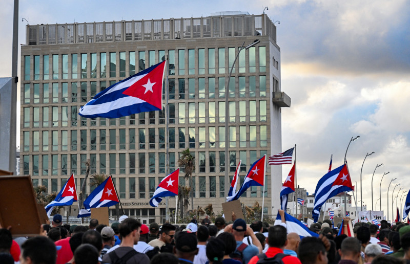 Cubanos marchan frente a la embajada de Estados Unidos en La Habana