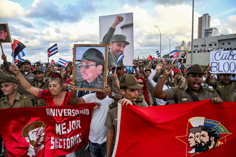 Miembros de las fuerzas armadas pasan frente a la embajada de Estados Unidos en La Habana,