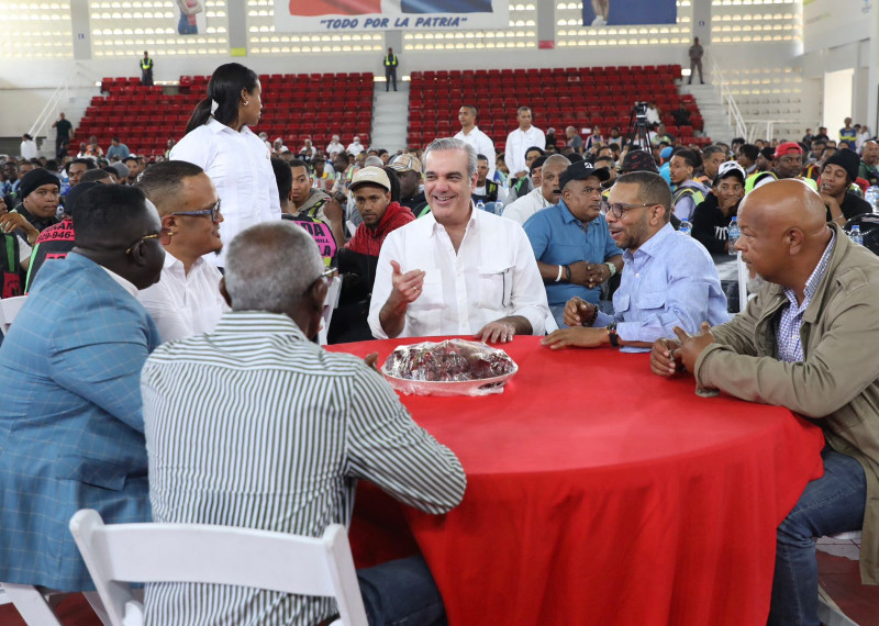 El presidente Luis Abinader intercambió impresiones con motociclistas durante un almuerzo.