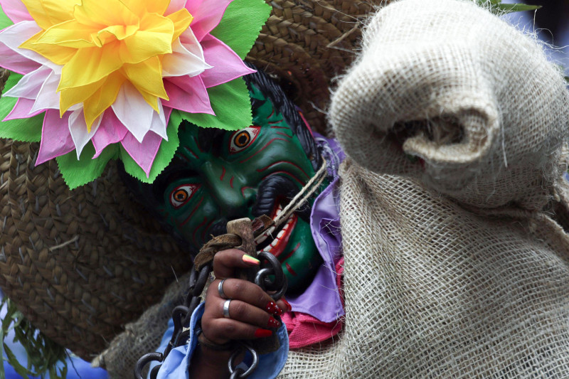 Una persona usa un atuendo tradicional durante la conmemoración del Paseo del Pendón